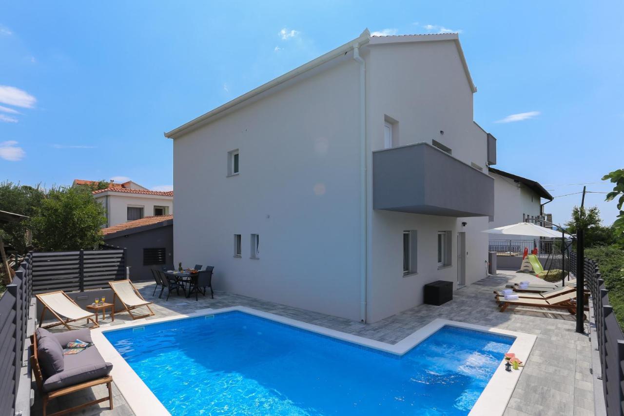 Family Friendly Apartments With A Swimming Pool Kastel Kambelovac, Kastela - 16162 Exteriér fotografie